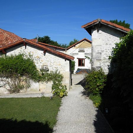 Le Gite Des Chambres De La Grange Cherval Exterior foto