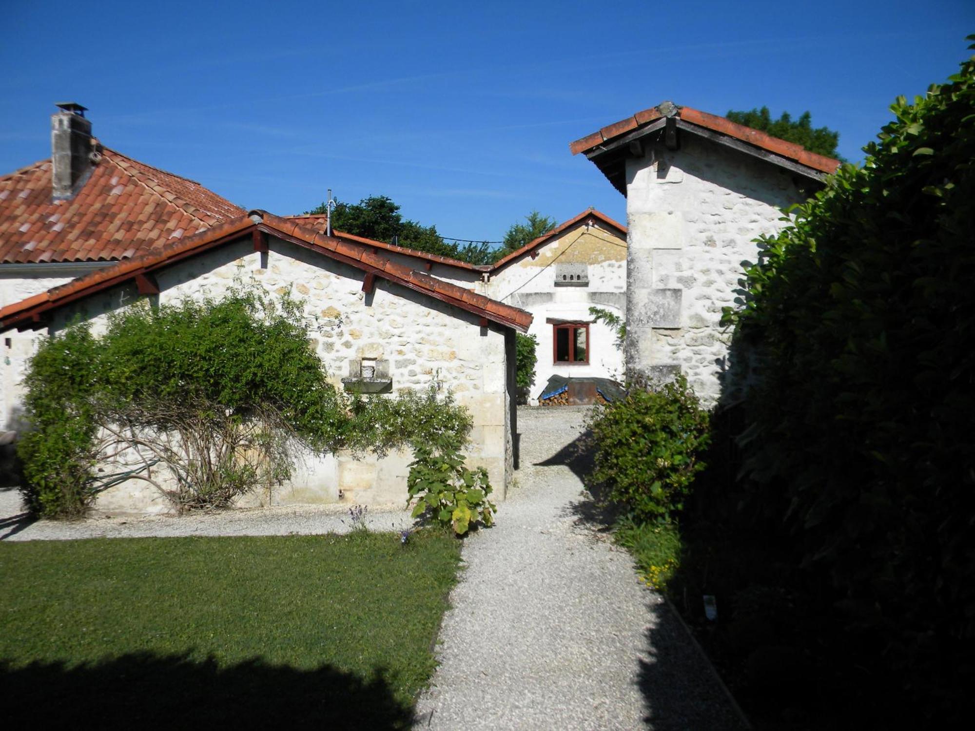 Le Gite Des Chambres De La Grange Cherval Exterior foto